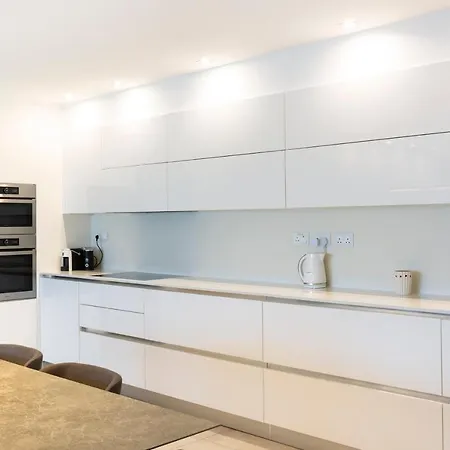 Ngh12 - Lovely, Spacious 2 Bedroom Apartment. *