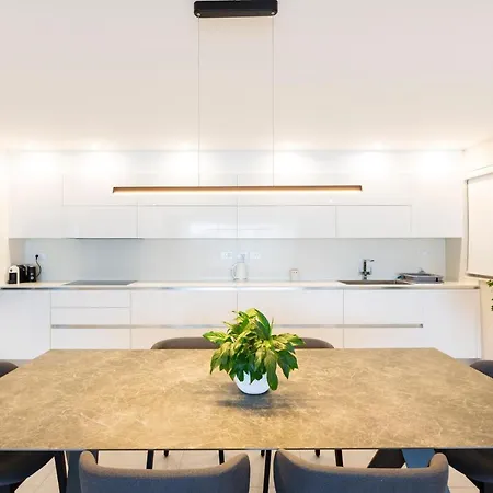 Apartment Ngh12 - Lovely, Spacious 2 Bedroom Apartment. *