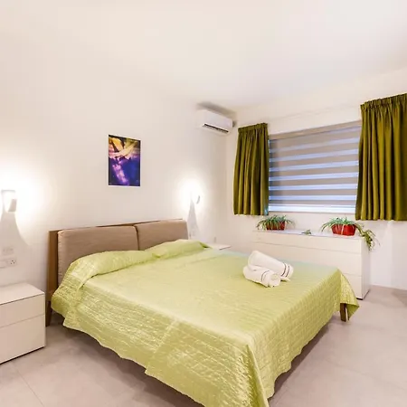 Ngh12 - Lovely, Spacious 2 Bedroom Apartment. Naxxar
